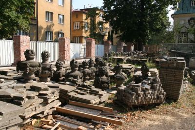 Prace remontowe ogrodzenia. Fot. Biuro Miejskiego Konserwatora Zabytk&oacute;w